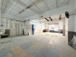 Geschäftsraum in Carrer de l'infant pagà 3. Local comercial con licencia de taller mecánico
