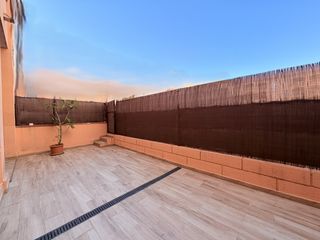 Planta baja  Carrer andrés segovia. Impecable planta baja con piscina comunitaria y zona ajardinada