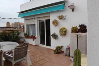 Casa aparellada  Carrer de cervantes. Casa en venta en reus