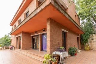 Casa a Corbera de Llobregat. Elegante casa en entorno natural con piscina y jacuzzi en exclus
