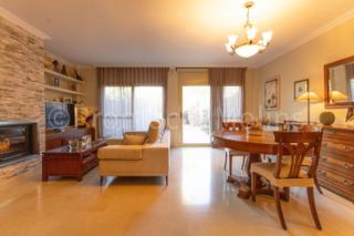 Maison jumelée à Molins de Rei. Casa en venta en riera nova  molins de rei