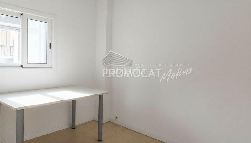 Foto c2400a2f-4111-4228-b45a-196ee139351e. Local comercial a Can Vidalet Esplugues de Llobregat