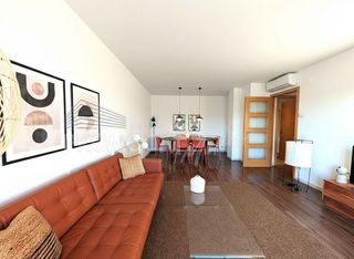 Pis  Barcelona. Luminoso piso seminuevo con vistas al parque  de 4 habitaciones