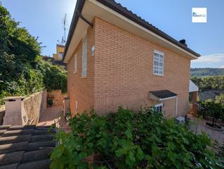 House in Cervelló. Casa a cuatro vientos con terreno