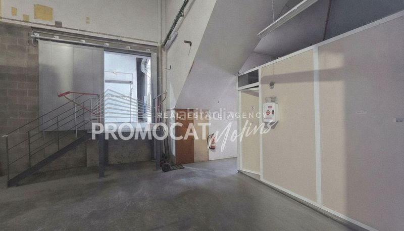 Foto f17e9766-978b-4644-abb3-62d259853c20. Nau industrial a Papiol (El)