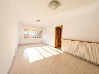 Pis  Avenida barcelona. Exclusivo piso exterior con 4 habitaciones, calefacción y parkin