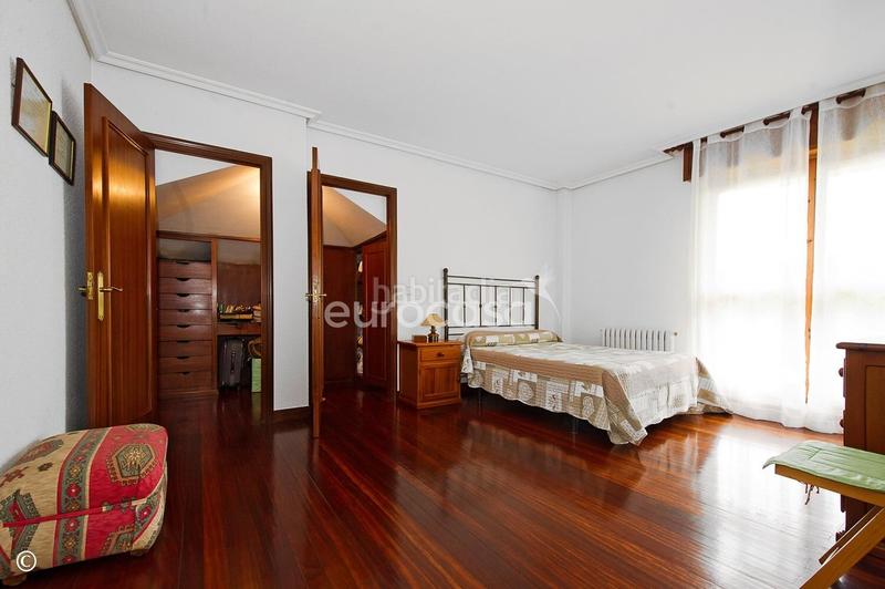 Foto 59d6a299-0010-4375-a16c-a5e36895356e. Casa bifamiliare con riscaldamento parcheggio in Peñacastillo - Nueva Montaña Santander