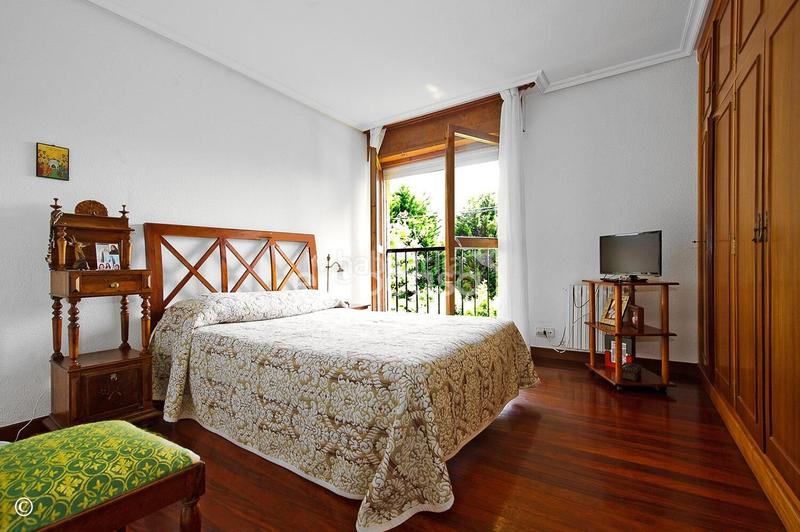Foto f7d9d260-d44f-4f4e-958c-5f3bb0c5326b. Casa bifamiliare con riscaldamento parcheggio in Peñacastillo - Nueva Montaña Santander