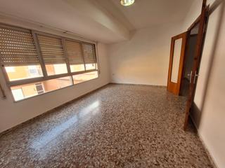 Pis en Sueca. Piso  con  local
