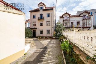 Casa a El Sardinero. Edificio de cuatro plantas a un paso de la playa  una casa indep