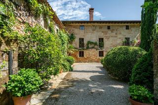 Chalet en Brcena de Cicero. La joya de la corona casona noble de piedra y un jardn de revis