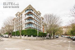 Pis  Calle del doctor diego madrazo. Exclusiva vivienda con el mar de fondo en valdenoja, santander