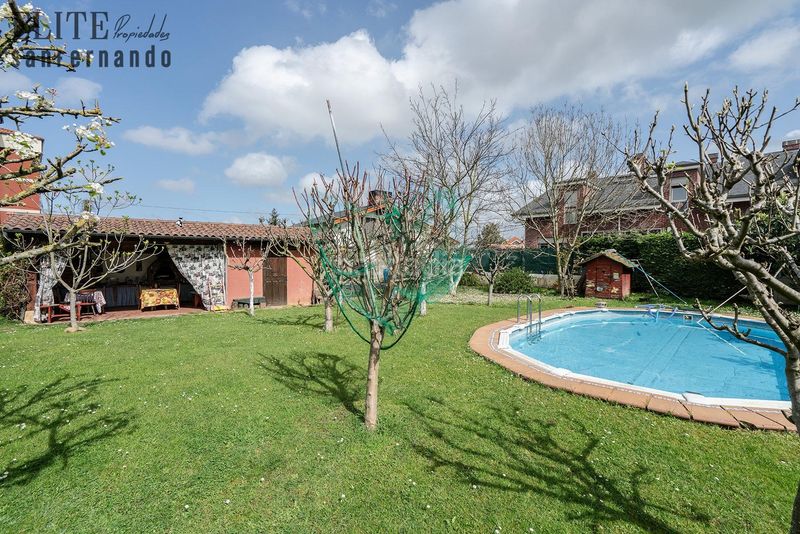 Foto 1b0f5567-5720-4ae2-9c7c-0970a479a37e. Xalet amb calefacció aparcament piscina a Tanos Torrelavega