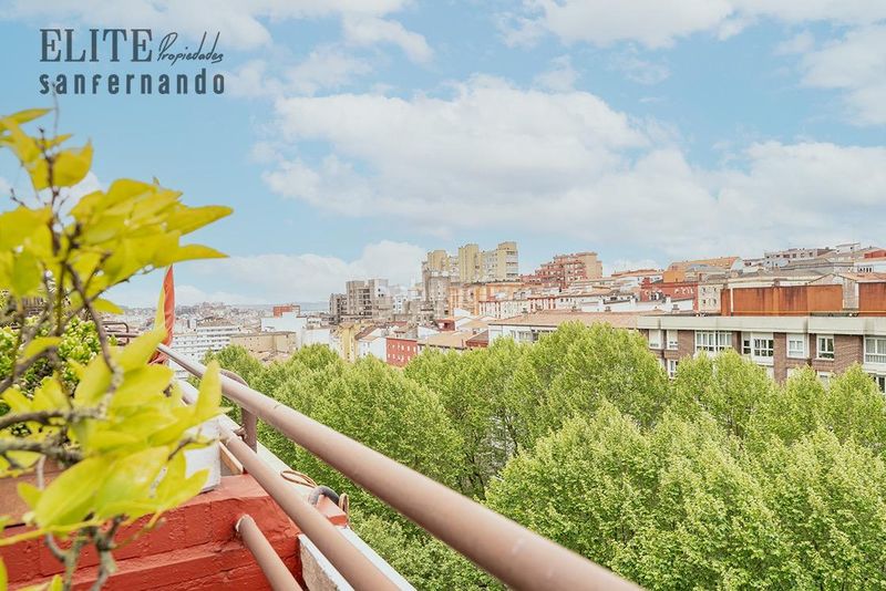 Foto db8ed5f5-ffe3-4c98-a658-29291f552045. Àtic amb calefacció aparcament a Numancia - San Fernando Santander