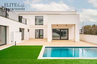 Casa  Calle de acacio gutiérrez. Arquitectura contemporánea y lujo frente al mar en suances