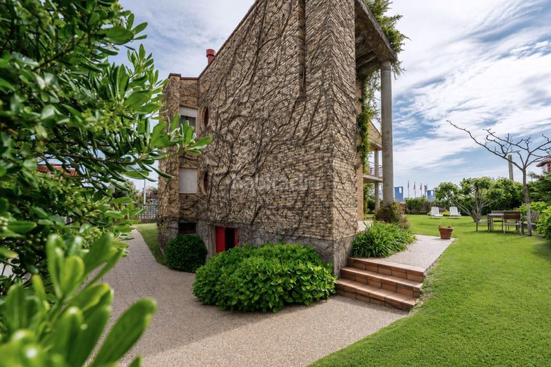 Foto e0c8aceb-3cc8-4146-b07d-8b8c3316d3ff. Casa con riscaldamento parcheggio in Suances
