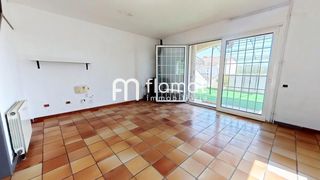 House  Calle de la caravel·la. Casa pareada en torredembarra a 600 metros de la playa  terrazas
