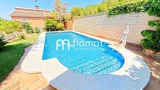 Casa  Carrer de salvador seguí 3. Exclusiva vivienda independiente con piscina y amplias zonas ext