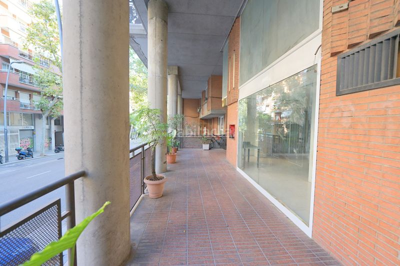 Foto e206add1-0b95-4021-8ec8-2aecde35ece4. Local comercial a El Clot Barcelona