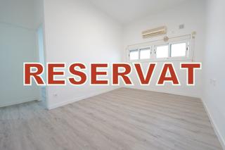Appartement  Carrer de tàrrega. Planta baja con terraza/patio interior