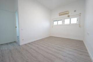Pis  Carrer de tàrrega. Planta baja con terraza/patio interior