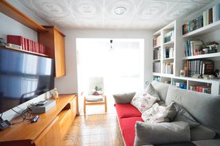 Piso en Bon Pastor. Piso en venta con balcón cubierto- muy luminoso