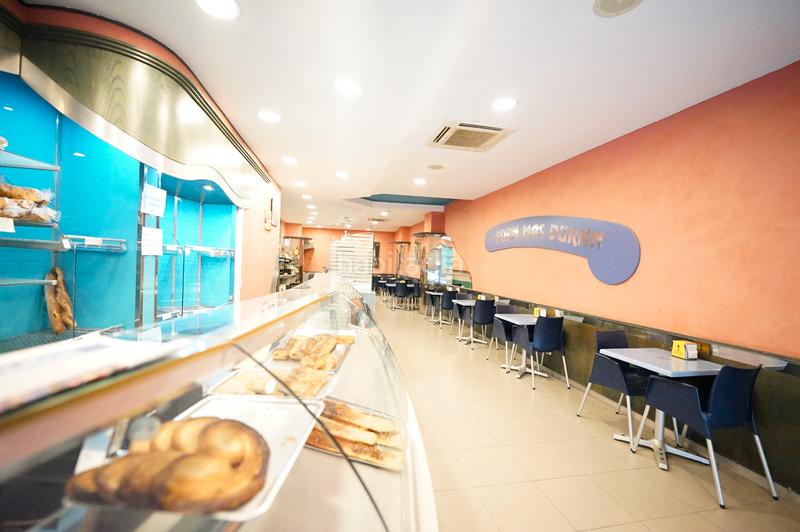 Foto 30ca630f-a363-4f1f-aa5a-105e71b3aa66. Traspaso local comercial cafetería en traspaso por jubilación licencia despatx de pa amb obrador en Barcelona