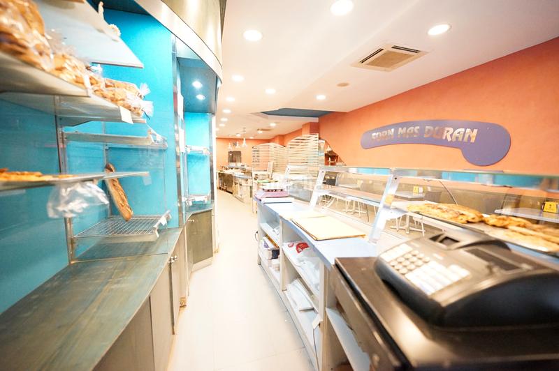 Foto a8df6258-0b2a-486f-8dd3-ba92eb7ccef9. Traspaso local comercial cafetería en traspaso por jubilación licencia despatx de pa amb obrador en Barcelona