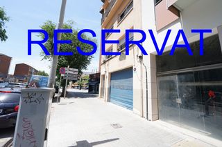 Rent Industrial building in Passeig del comerç 18. Local amplio con vado permanente en aquiler