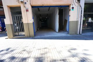 Lloguer Nau industrial a Passeig del comerç 18. Local amplio con vado permanente en aquiler