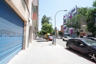 Location Bâtiment à usage industriel à Passeig del comerç 18. Local amplio con vado permanente en aquiler