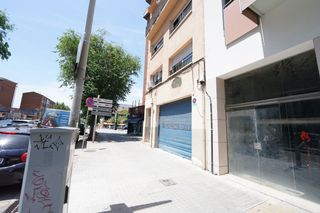 Miete Fabrikhalle in Passeig del comerç 18. Local amplio con vado permanente en aquiler