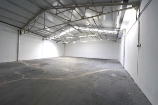 Rent Industrial building in Passeig del comerç 18. Local amplio con vado permanente en aquiler