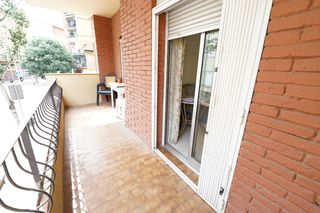 Pis  Carrer de vèlia. Piso en congres i els indians 3hb 1wc balcon