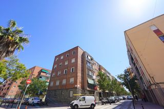 Piso en Bon Pastor. Piso en venta con balcón y ascensor en finca