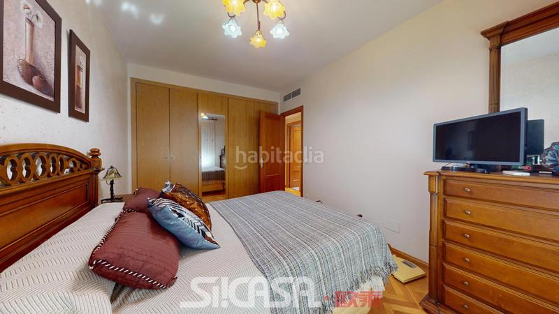Foto b43eb9c8-d744-4d00-8fb8-f1049f5ff106. Casa adossada amb calefacció aparcament piscina a Parla