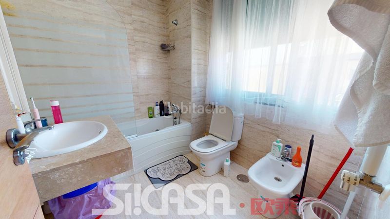 Foto 1658b4f3-c47f-4d52-8d80-3bed0e8471cd. Casa adosada en Las Américas Parla