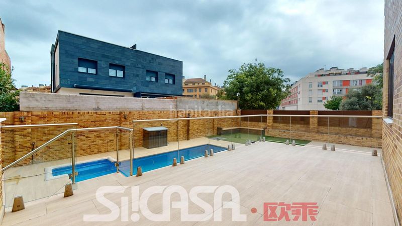Foto 23e40aad-af4d-4874-b373-263aeb4be746. Casa aparellada amb calefacció aparcament piscina a Parla