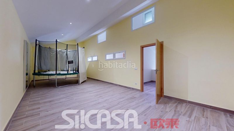 Foto 348b6d6e-c055-4d51-8e08-3ba25c775d56. Casa aparellada amb calefacció aparcament piscina a Parla