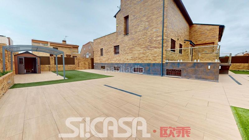 Foto 799691a7-a533-4feb-9b5a-30637816534b. Casa aparellada amb calefacció aparcament piscina a Parla