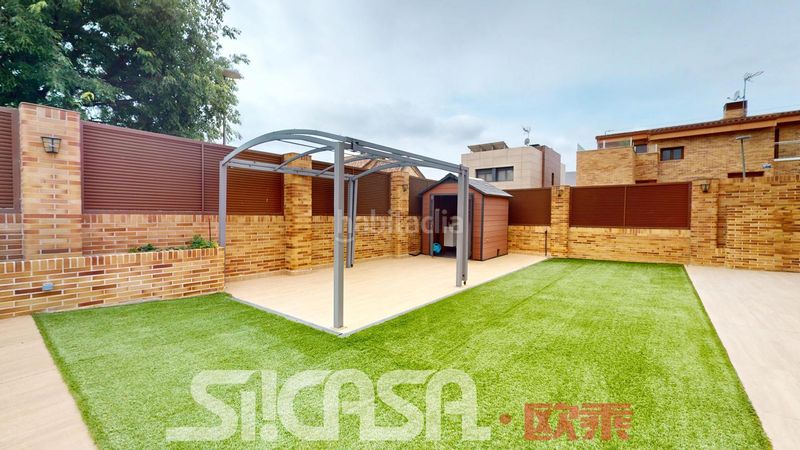 Foto 7f493b6f-af74-4f9f-878d-42e659fc8da0. Casa aparellada amb calefacció aparcament piscina a Parla