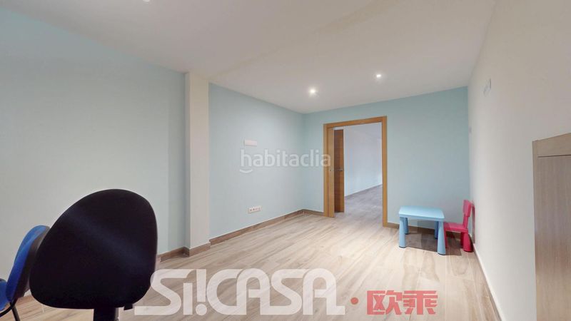 Foto 8727ec90-c79d-426e-b5e1-97e57f7278db. Casa aparellada amb calefacció aparcament piscina a Parla