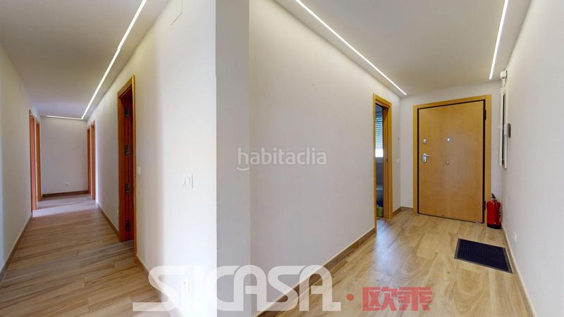 Foto 8a5829e1-37fe-400c-823b-1af892681a9a. Casa aparellada amb calefacció aparcament piscina a Parla