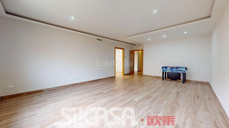 Foto 8f31a266-dc6d-4cee-bf0e-846ad86393e7. Casa aparellada amb calefacció aparcament piscina a Parla