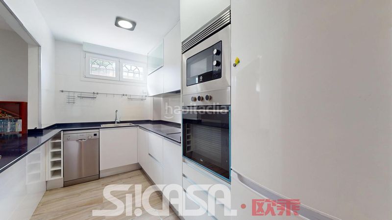 Foto 8f3e3d17-27d5-4f76-b5c0-8b3b50368d8c. Casa aparellada amb calefacció aparcament piscina a Parla