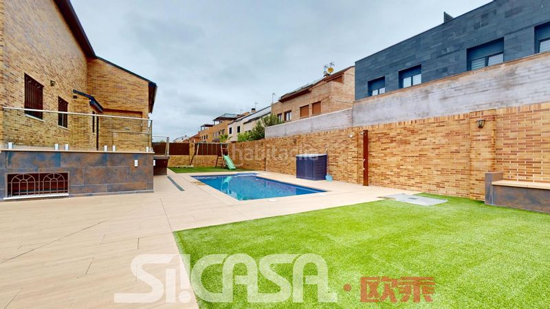 Foto 90faf8fb-7965-46c4-b5a5-d482307f2a04. Casa aparellada amb calefacció aparcament piscina a Parla