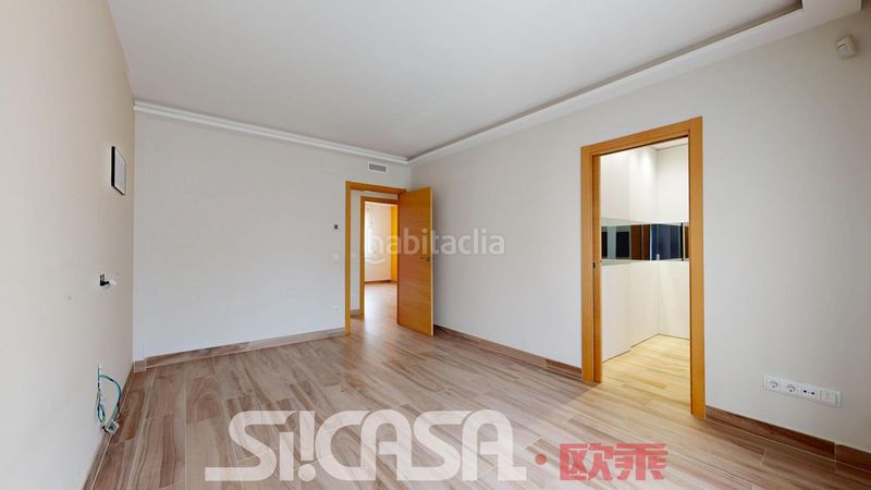 Foto a37f8942-f05d-48b5-b4f3-7907e172423d. Casa aparellada amb calefacció aparcament piscina a Parla