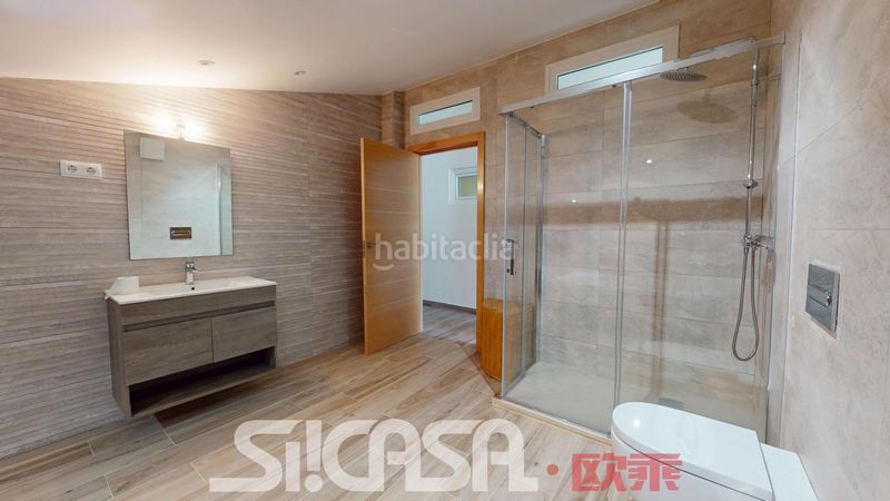 Foto b863a16c-6540-413e-92c5-960aa404cd29. Casa aparellada amb calefacció aparcament piscina a Parla