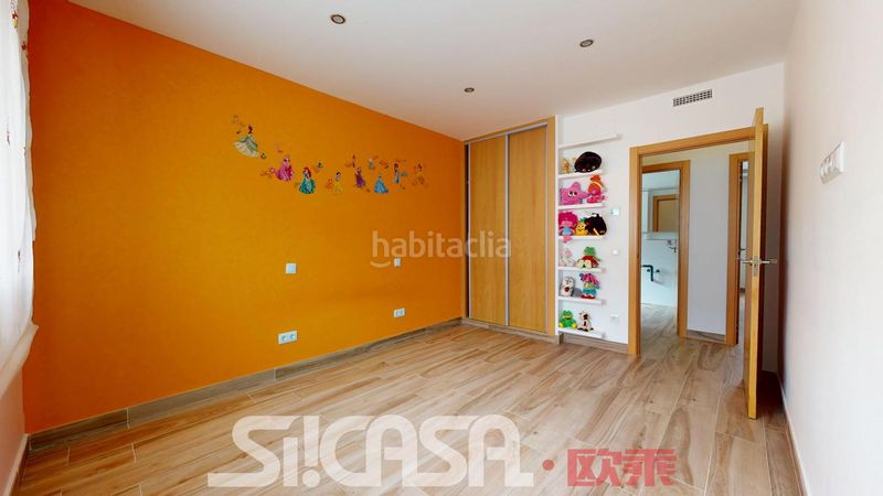 Foto bd37eb9c-ac3e-4b7c-b52e-a417a5145dc1. Casa aparellada amb calefacció aparcament piscina a Parla