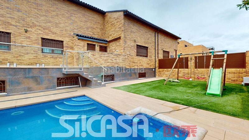 Foto f79399c6-b08c-4ee2-9de6-ce286aea21b3. Casa aparellada amb calefacció aparcament piscina a Parla